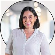 Hablante nativo con excelente gramática, ortografía y pronunciación.